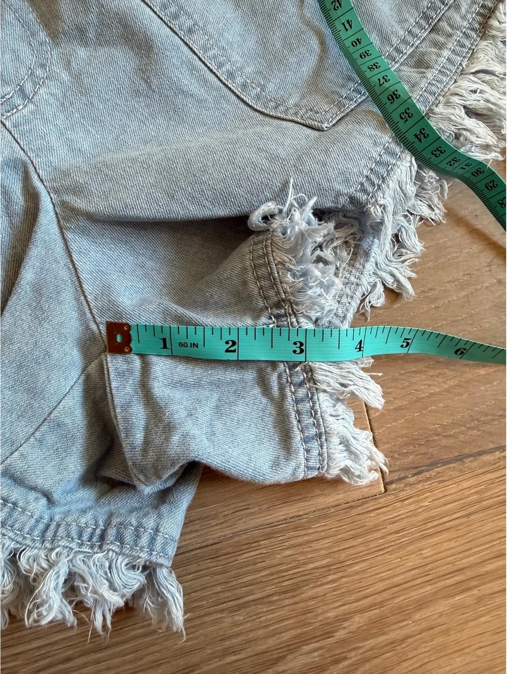 Pull on drawstring, casual light wash denim shorts for women raw hem size Medium